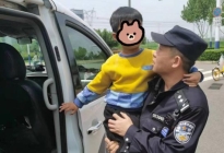 安徽合肥:警民携手帮助走失男孩回家